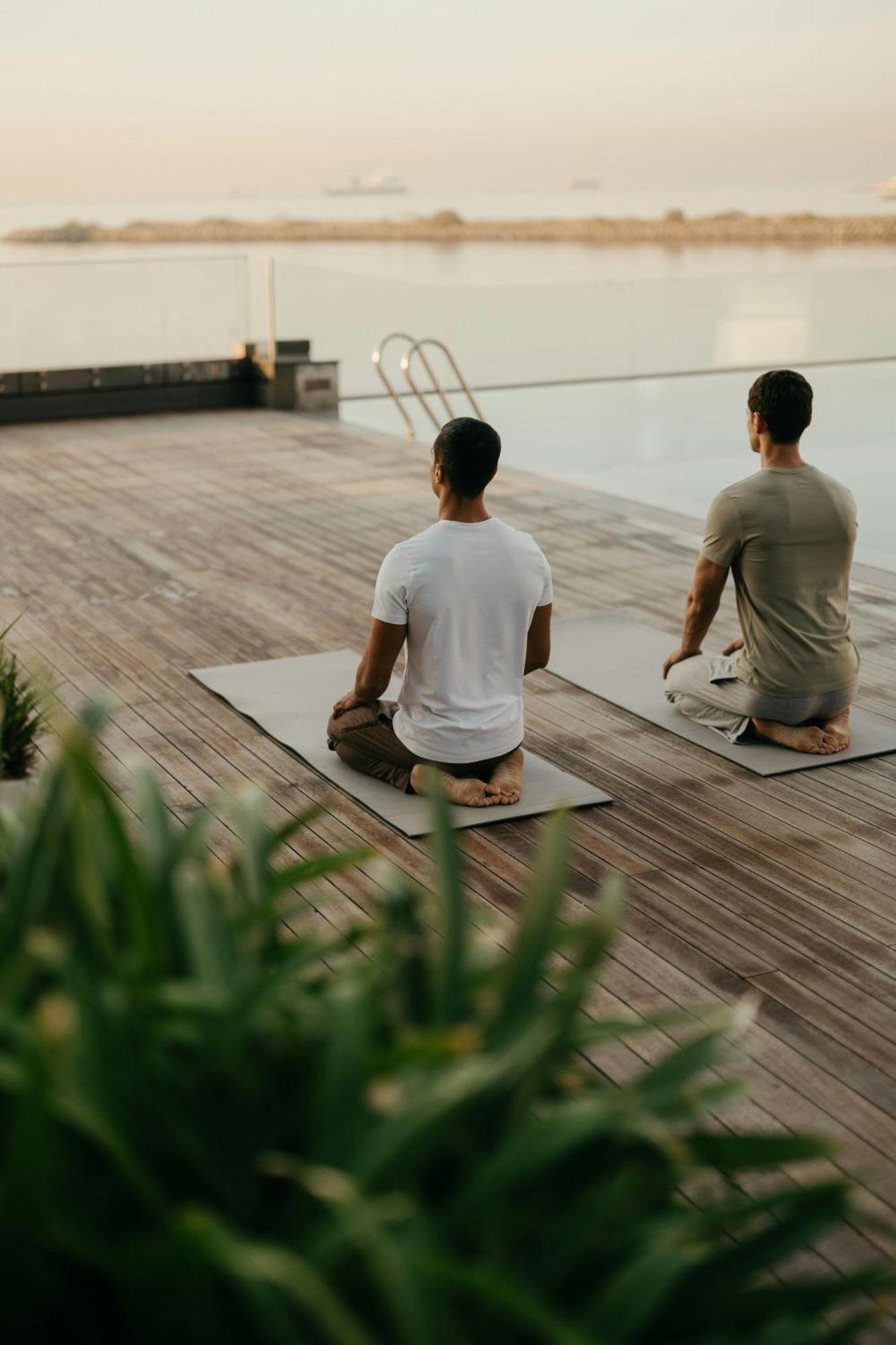 Jw Marriott Hotel Istanbul Marmara Sea Exterior foto Two men meditating